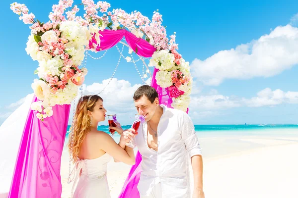 Wedding ceremony on a tropical beach in purple. Happy groom and — Stock Photo, Image