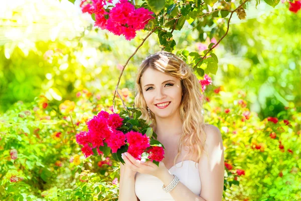 Noiva loira feliz se divertindo em um jardim tropical. Casamento e h — Fotografia de Stock