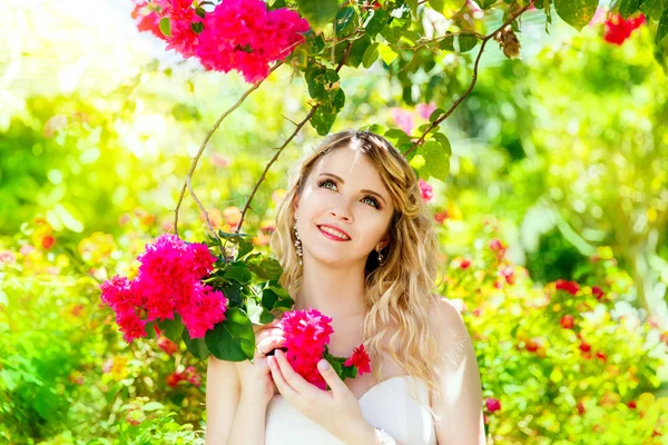 Feliz novia rubia divirtiéndose en un jardín tropical. Boda y h — Foto de Stock