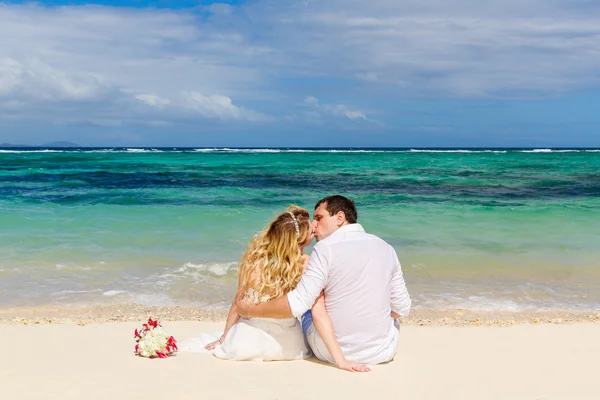 Noiva e noivo ter beijos na praia tropical com seu ba — Fotografia de Stock