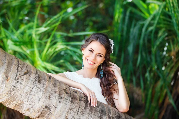 Close-up portrait young beautiful bride in a tropical jungle on — Stock Photo, Image