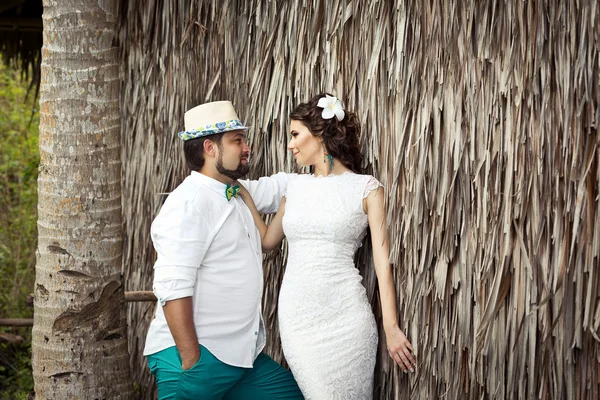 Novio feliz y novia divirtiéndose en una selva tropical bajo el —  Fotos de Stock