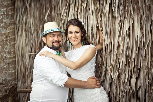 Happy brudgummen och bruden ha roligt i en tropisk djungel under den — Stockfoto
