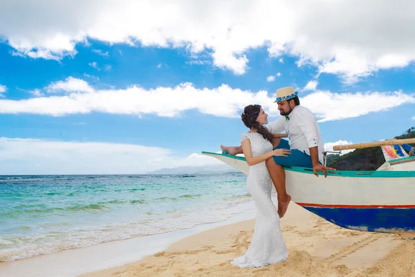 Novia feliz y novio divirtiéndose en una playa tropical. Boda y —  Fotos de Stock