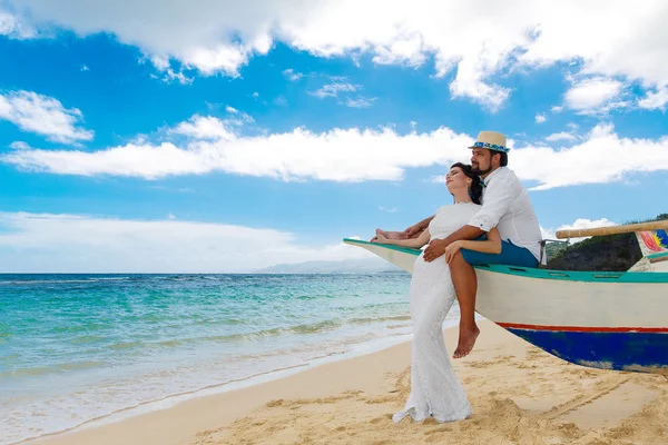 Novia feliz y novio divirtiéndose en una playa tropical. Boda y —  Fotos de Stock