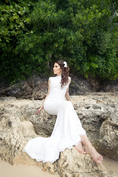 Beautiful bride on the rock. Wedding and honeymoon in tropics co — Stock Photo, Image