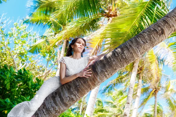 Giovane bella sposa in abito da sposa bianco sulla palma su — Foto Stock