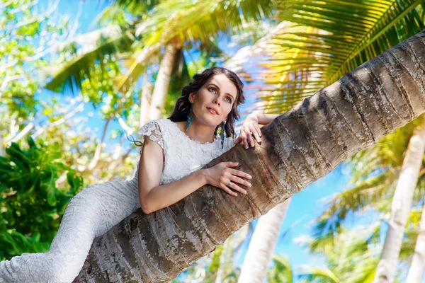 Giovane bella sposa in abito da sposa bianco sulla palma su — Foto Stock