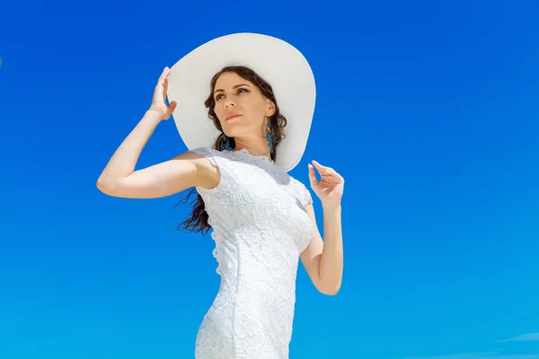 Güzel esmer gelin düğün elbise ve hasır şapka ha beyaz — Stok fotoğraf