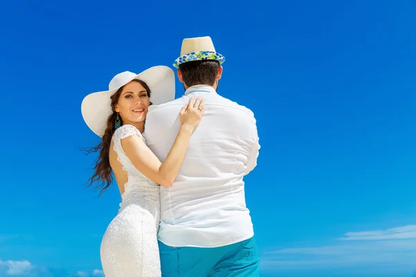 Beautiful brunette bride in white wedding dress and straw hat an — Stock Photo, Image