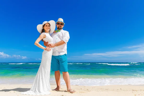 Hermosa novia morena en vestido de novia blanco y sombrero de paja un — Foto de Stock