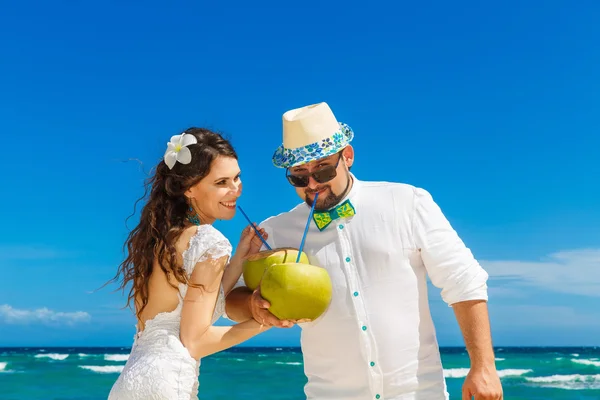 Belle mariée brune en robe de mariée blanche et marié ayant — Photo