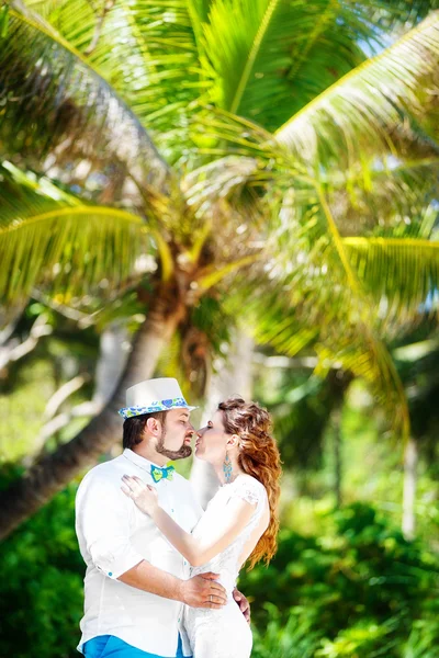 Happy groom and bride having fun in a tropical jungle under the — Stock Photo, Image