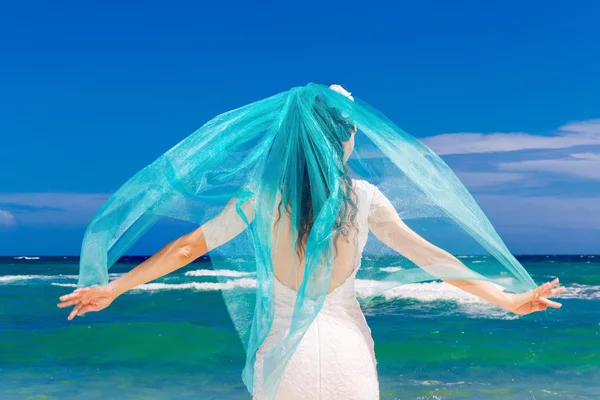 Hermosa novia morena en vestido de novia blanco con v turquesa —  Fotos de Stock