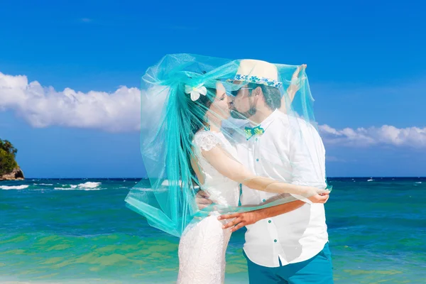 Beautiful brunette bride in white wedding dress with turquoise v — Stock Photo, Image