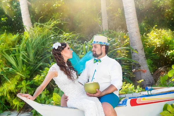 Schöne brünette Braut im weißen Hochzeitskleid mit türkisfarbenem V — Stockfoto