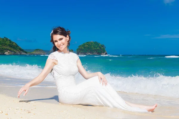 Sposa felice divertirsi su una spiaggia tropicale. Matrimonio e luna di miele — Foto Stock