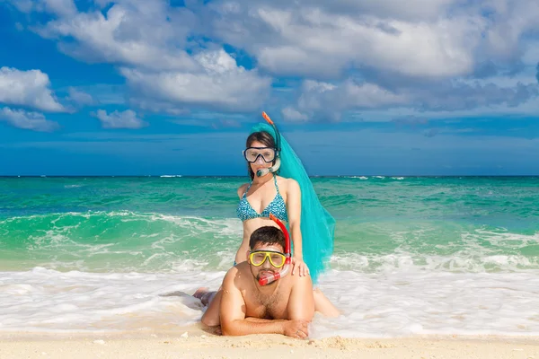 Szczęśliwa para zabawy na plaży tropikalnej wyspie. Summe — Zdjęcie stockowe