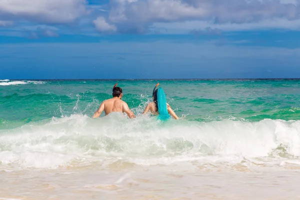 Счастливая пара весело на пляже тропического острова. Традиционный — стоковое фото