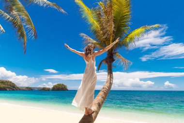 Genç güzel gelin beyaz düğün elbise üzerinde palmiye ağacı üzerinde