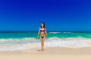 Bikini, t uzun siyah saçlı genç güzel Asyalı kız