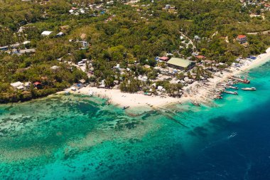 Güzel Körfezi ile tropik ada'havadan görünümü çok beyaz 