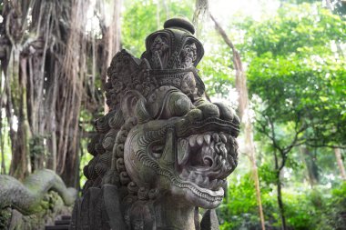 Kutsal Maymun Ormanı 'nda Stutue, Ubud, Bali, Endonezya