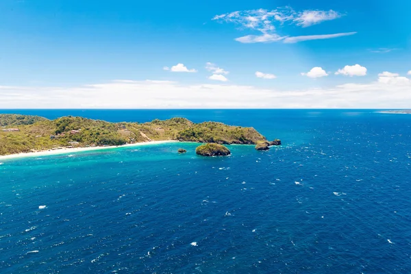 Vista aérea de hermosa bahía en isla tropical con muy blanco — Foto de Stock