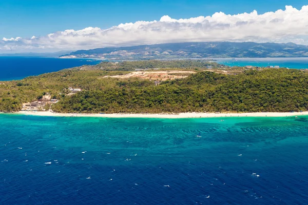 Luchtfoto van de prachtige baai in tropisch eiland met zeer wit — Stockfoto