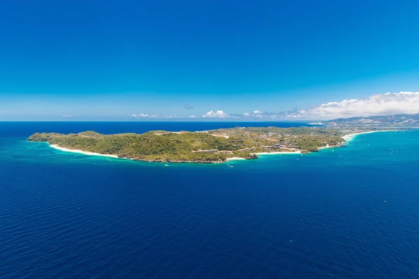 Aerial view of beautiful bay in tropical Island with very white — Stock Photo, Image