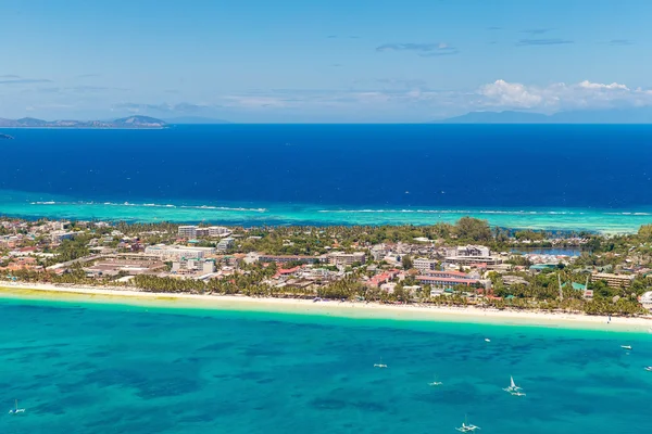 Letecký pohled na zátoku v tropickém ostrově s velmi bílá — Stock fotografie