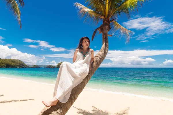 Giovane bella sposa in abito da sposa bianco sulla palma su — Foto Stock