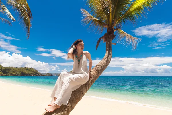 Young beautiful bride in white wedding dress on the palm tree on — Stock Photo, Image