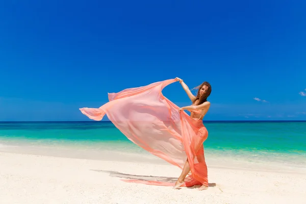 Feliz hermosa joven en bikini rosa con saludos en la victoria — Foto de Stock