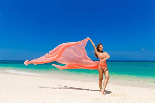 Menina bonita feliz em biquíni rosa com acenando na vitória — Fotografia de Stock