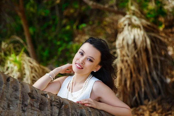 Молодая красивая азиатская невеста под пальмой на тропическом является — стоковое фото