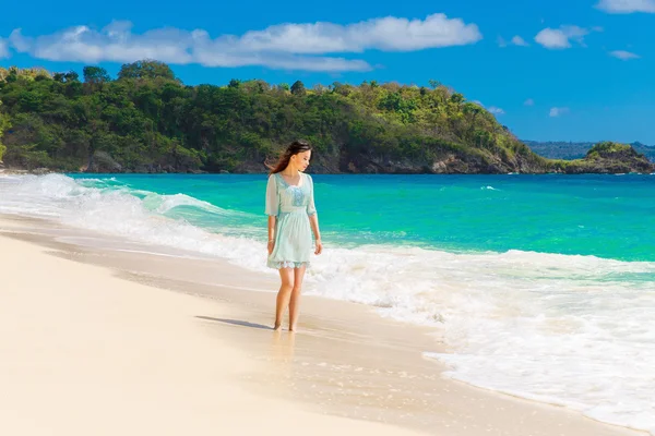 Joven hermosa chica asiática en vestido azul en la playa de un trop —  Fotos de Stock