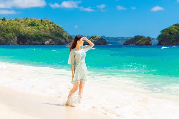 Jovem bela menina asiática em vestido azul na praia de uma tropa — Fotografia de Stock