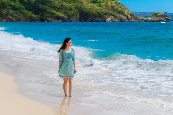 Νέοι όμορφη Ασιατικές κορίτσι σε μπλε φόρεμα στην παραλία με ένα πάρα πολύ — Φωτογραφία Αρχείου