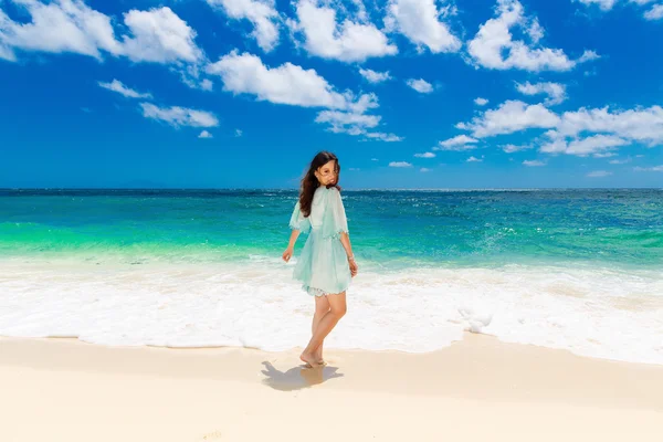 Giovane bella ragazza asiatica in abito blu sulla spiaggia di un trop — Foto Stock