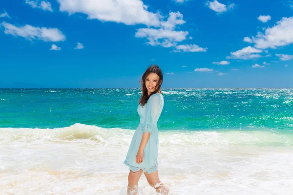 Jonge mooi Aziatisch meisje in blauwe jurk op het strand van een trop — Stockfoto