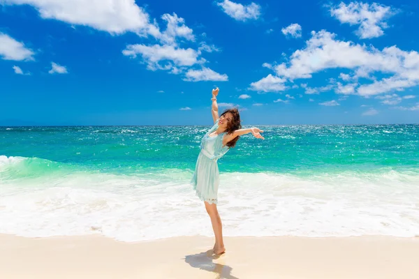 Ung vacker asiatisk flicka i blå klänning på stranden av en trop — Stockfoto