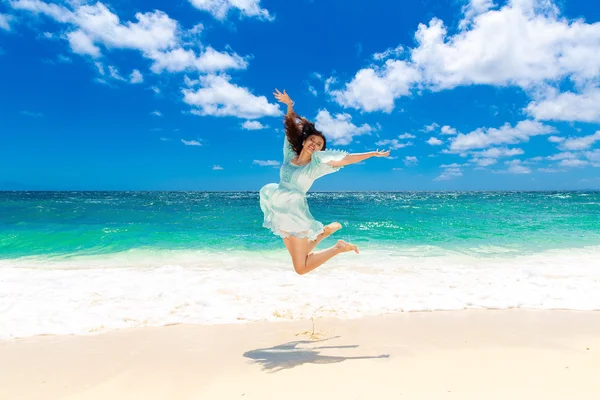 Jeune belle fille asiatique en robe bleue sur la plage d'un trop — Photo