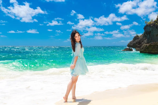 Giovane bella ragazza asiatica in abito blu sulla spiaggia di un trop — Foto Stock