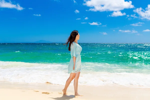 Młody piękny dziewczyna azjatyckich w niebieskiej sukience na plaży trop — Zdjęcie stockowe