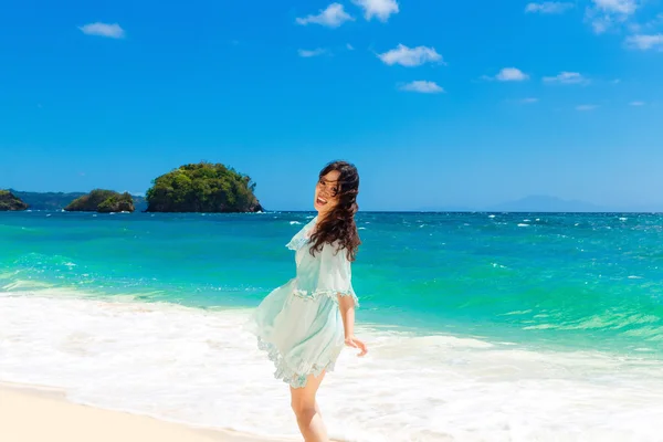 Giovane bella ragazza asiatica in abito blu sulla spiaggia di un trop — Foto Stock