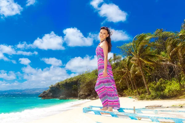 Ung vacker asiatisk flicka i blå klänning på stranden av en trop — Stockfoto