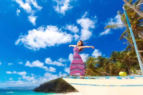 Bir trop plajda mavi elbiseli genç güzel Asyalı kız — Stok fotoğraf