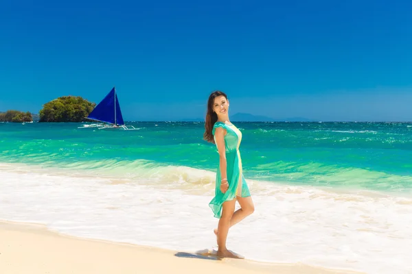 Giovane bella ragazza asiatica su una spiaggia tropicale. Mare tropicale in — Foto Stock