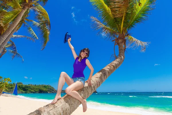 Ung vacker asiatisk tjej på Palm på en tropisk strand. — Stockfoto